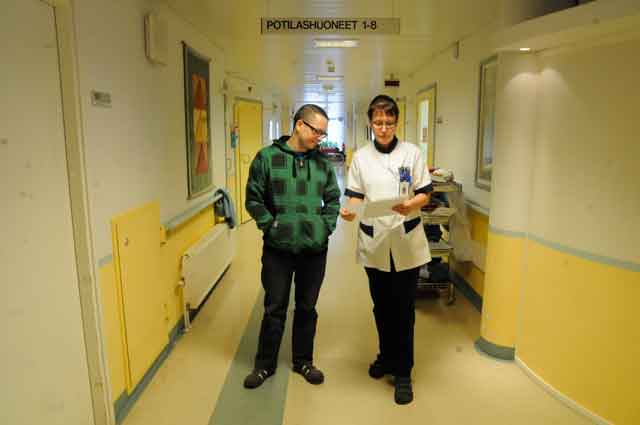 Sosiaali- ja terveyslautakunnan jäsen Johannes Alaranta ja osatonhoitaja Päivi Laaksonen eivät purematta niele virkamiehen esitystä vuodeosaston sulkemisesta.