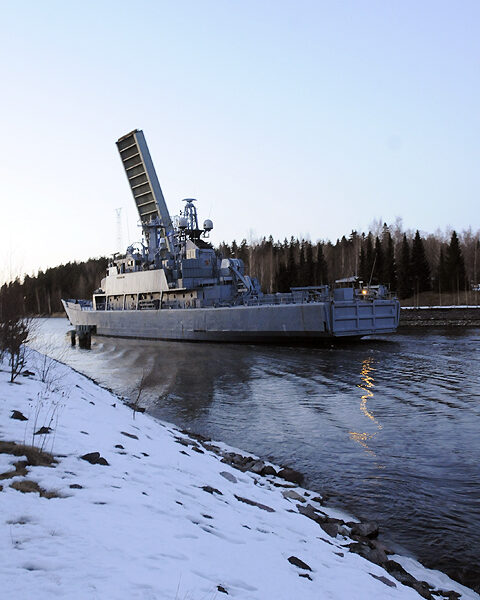 Miinalaiva Pohjanmaa kulki Strömman kanavasta tiistaina illan jo hämärtyessä.