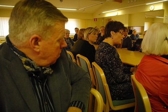 Timo Korpinen alkaa vetää uutta yhdistystä. Perustavassa kokouksessa mukana olivat muun muassa Virve Leikko (kesk) ja Helena Suonio.