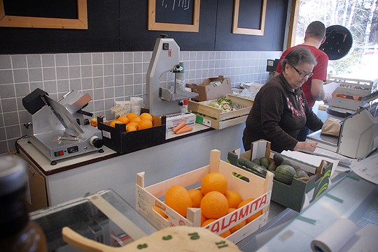 Perjantait ovat Vilniemen valinnassa vipinäpäiviä, kun luomutilaukset on punnittava ja pussitettava. Mirja ja Marko Suomisen työsarkana oli viime viikolla muun muassa laatikkokaupalla appelsiineja.