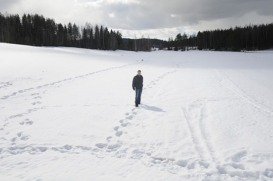 Olli Mustamo seisoo Rantamäen tilan mansikkamaalla.