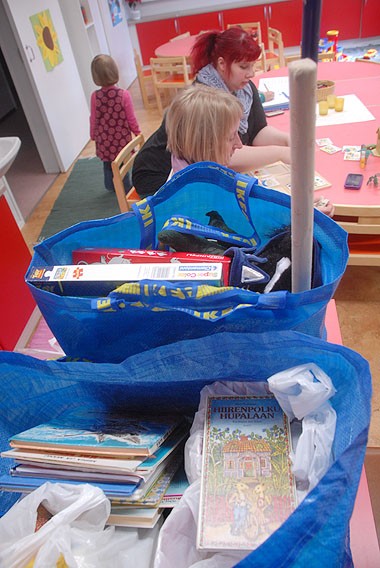 Maija Butters ja Sanna Ollinmäki tutkivat, että keräykseen annetuissa palapeleissä on osapuilleen oikea määrä paloja mukana.