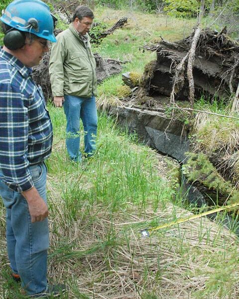 Tapio Muuri ja Tom Böhme yhden kaivosalueella olevan railon äärellä.
