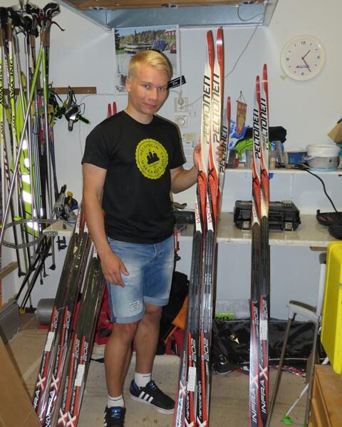 Lauri Vuorisen suksikalusto menee uusiksi: entinen Karhun mies sivakoi jatkossa PEeltosilla.