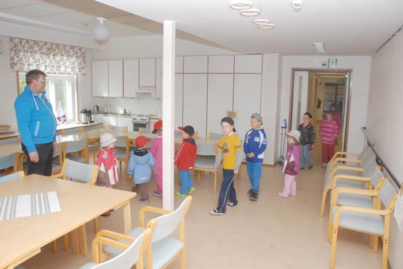 Särkisalon päiväkodin lapset poikkesivat Tapio Meriluodon johdolla tiistaina alakerran kautta matkallaan ulos. Tilaan tulee päiväkoti, jos suunnitelmat toteutuvat.