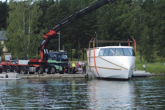 15 metriä pitkä Shalom laskettiin vesille Särkisalossa.