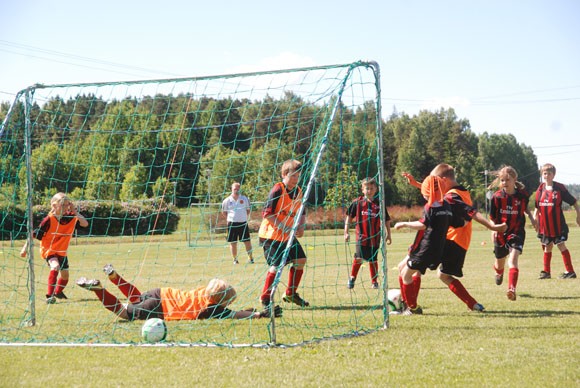 Amospuiston kentällä pelattiin jalkapalloa monella kielellä.