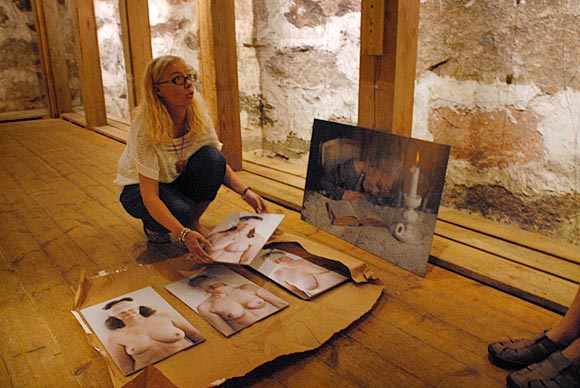 Sari Rantasen kuvasarja Haavoittuneet kertoo rintasyöpäpotilaista.