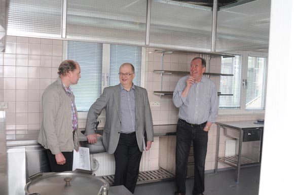 Teknisen toimen johtaja Mika Mannervesi ja kaupunginjohtaja Antti Rantakokko perehtyivät Särkisalokodin tiloihin tiistaina. Valtuutettu Heikki Liede oli yksi esittelijöistä.