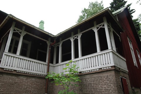 Työväentalo odottaa mäellään, mitä tuleman pitää.