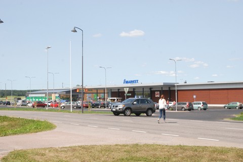 Väliaikaiset liikennemerkit ovat jo paikallaan uuden liiketalon tontilla ja ainakin tavallinen suojatie Haarlantien yli on tulossa.