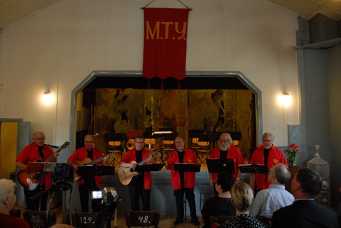 Lauluyhtye Rafaelin enkelit toi Matilda-talon satavuotisjuhliin musiikkitervehdyksensä.