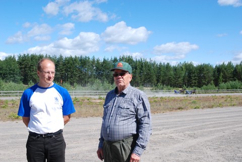 Hevoskasvatusyhdistyksen varapuheenjohtaja Kai Tuusa ja puheenjohtaja Pentti Melkkilä kiittelevät sponsoreita yhteistyöstä.