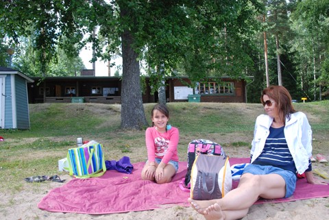 Espanjassa asuvat Zoe Guasxh Pylkäs ja Kristiina Pylkäs käyvät Naarjärvellä joka kesä.