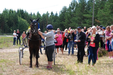Juhlälähdön voitti Eld Pål. Isaskar Jalosen lapsenlapsi Tea Jalonen jakoi palkintoja Pentti Melkkilän kanssa.