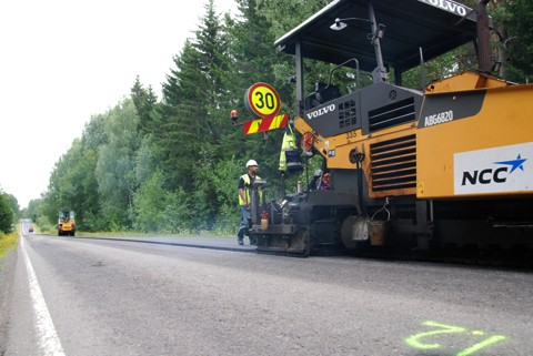 Tietyön työnjohtaja Henrik Ylitalo kertoo asvalttimiesten tekevän usein yli kahdeksantuntisia työpäiviä.