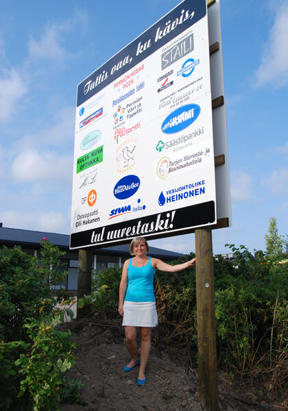 Virve Leikko toivoo, että kylttiä ympäröiviä istutuksia saataisiin siistittyä, jotta kyltti näkyisi vielä paremmin.