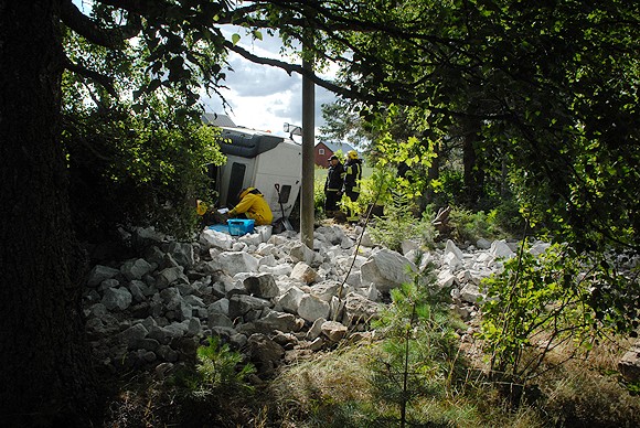 Auton lasti levisi tien penkalle ja läheiseen pihaan.