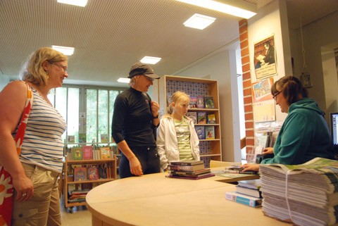 Kiskon kirjastossa asioineet Ingrid Hoznour, Teija Mankkinen ja Elsa Mankkinen ovat hyvillään AnnaSchaumanin kesälomien ja lomautusten loppumisesta.
