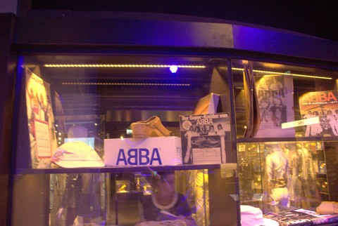 Aikansa fanituote olivat muun muassa Abba-puukengät.