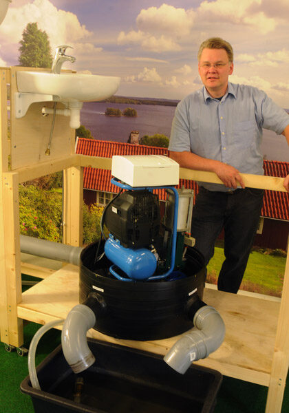 Tatu Kemppainen on rakentanut jätevesierottelijan esittelyä varten