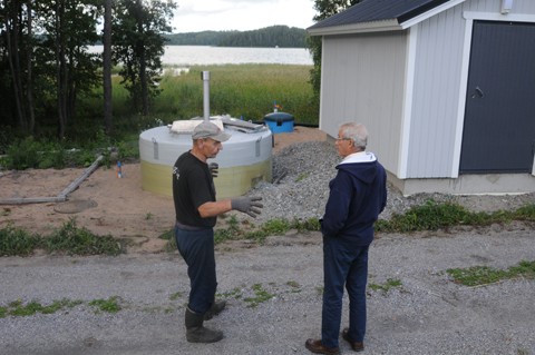 Pentti Kekkonen ja Jarkko Salmivaara neuvottelevat viemäriasioista Mutaisten pumppaamon luona. Kekkonen ilmoitti liittyvänsä ilman muuta. Taustalla Kaisaari.