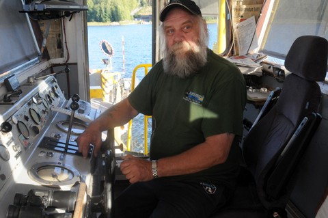 Ekki, Erik Sjöstrand, otti lomien jälkeen tuntumaa Petun lossin hankohin. Sunnuntaina alkavat eläkepäivät.