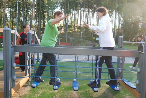 Joensuulainen Pirjo Hämäläinen ja sieviläinen Elli Kalliokoski tasapainoilivat liikkuvilla askelmilla.