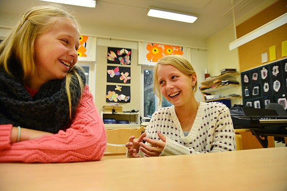 Taika Butters (oik) laulaa Nelosella sunnuntaina Beatlesia. Marlena Wikström oli mukana rohkaisemassa.