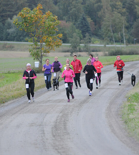 Nurkkilan juoksijat hakevat vauhtinsa sorateiltä.