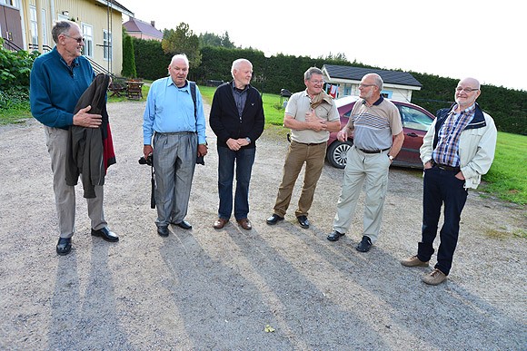 Maaviljelyskoulun vuosia muisteltiin mahtavassa syyssäässä. Ringissä vas. Antti Vahalala, Ismo Aro, Jarmo Juntunen, Oiva Heinonen, Pauli Mäkitalo ja Mikko Tapio..