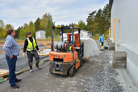 Finnparttian laajennustyömaalla rakennetaan parhaillaan palomuuria. Neuvonpidossa toimitusjohtaja Petri Koskinen ja Beneteam Worksin Juha Määttänen.
