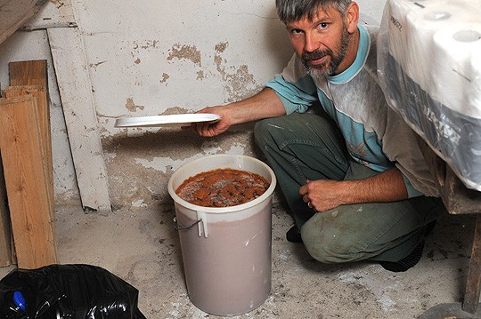 Timo Erjala esittelee siiderin lähtökohtia; omenoista puristettu mehu saa aluksi käydä omia aikojaan lähes koko talven yli.
