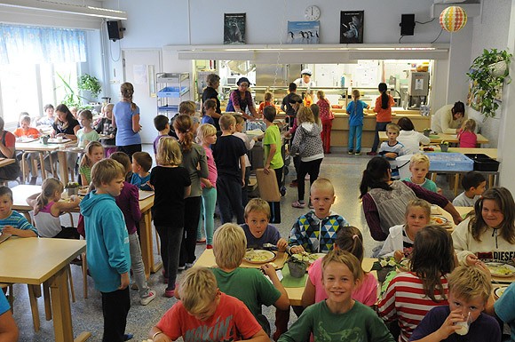 Tuttu näky Kirkonkylän ala-asteen ruokalassa; tyhjiä paikkoja ei ole.