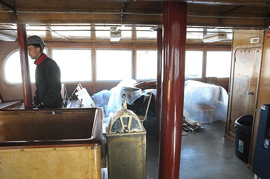 Sun Linesin Teemu Vainio esittelee menneiden aikojen tunnelmaa huokuvaa matkustamoa.