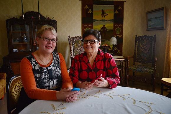 Tuula Lindholm ja Mervi Aho opastavat omaishoitajia tarvittaessa oikeaan suuntaan.