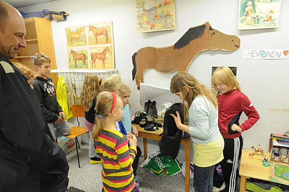 Jari Lammervo (vas) tuli tutustumaan poikansa luokan messuihin ja piti näkemästään. Laura Jaala esitteli hevososastoa.