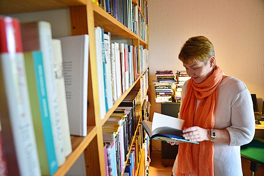 Kirsi Hietanen lukee paljon, mutta kirjahyllyssä on vielä avamaattomiakin teoksia.