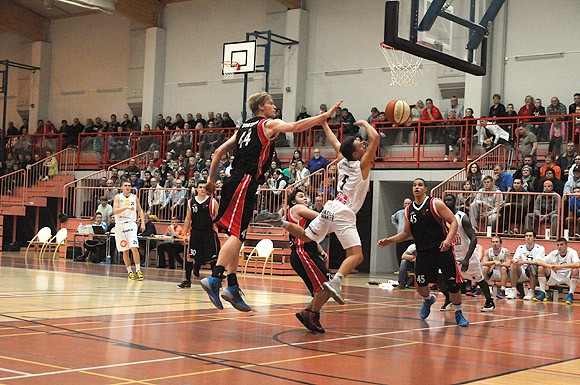 Espoon Joonas Suotamo iskee pallon PeU:n Antti RIndellin käsistä viime hetkellä.