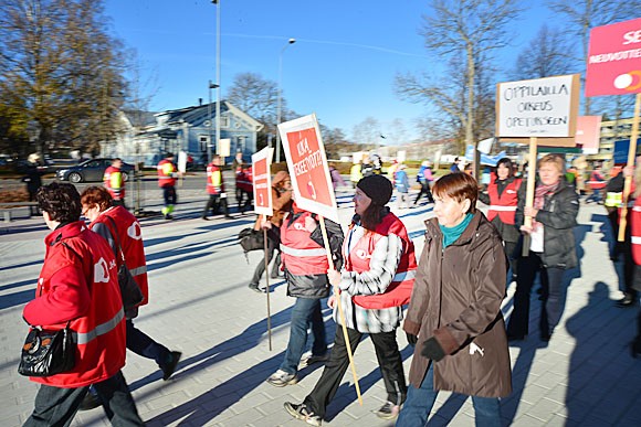 Sopijajärjestöt marssivat yhtenä rintamana Salossa maanantaina.