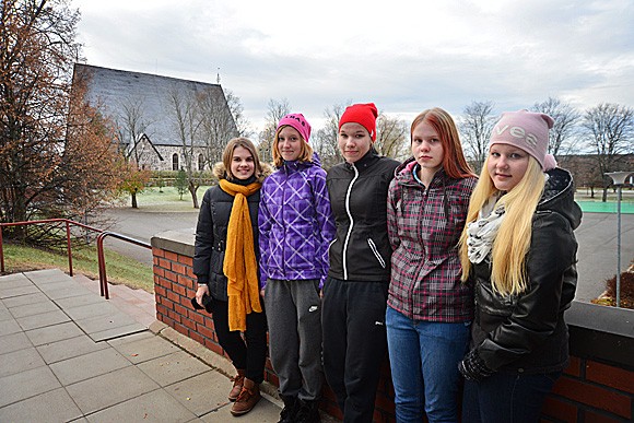 Martta Rintanen, Nelli Hellberg, Vilma Kaljonen, Ronja Raikaa ja Noora Husu aikovat ottaa HPV-rokotteen, kun sen jako alkaa.