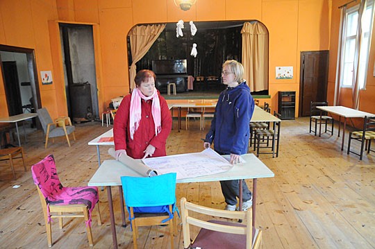 Mirja Lindströmin ja Saara Kemppaisen tutkittavana on terveiset noin sadan vuoden takaa: Sikstus Rönnbergin alkuperäiset rakennuspiirustukset.