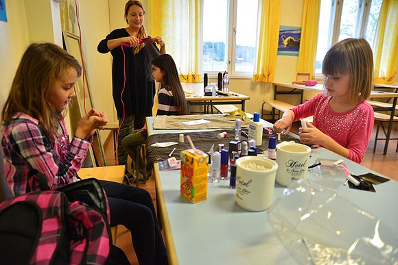 Viime viikon kerhossa oli parhaimmillaan yli kymmenen oppilasta, lopussa enää kourallinen. Kynsikoristeita ihmettelevät Jaada ja Anja, Niina Pärnäseltä hiustensuoristusta saa Nathalie.