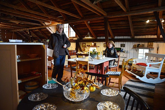 Sakari ja Liisa Korpinen antavat vanhan tavaran kiertää. Ikävä esineitä ei jää, kun tietää niiden saavan hyvän kodin, miettii Sakari Korpinen.