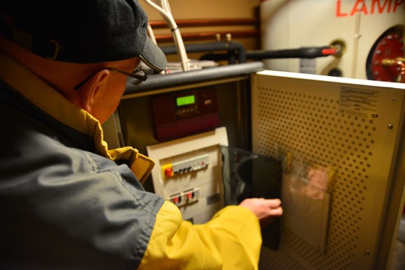 Alpo Kylmäniemi esittelee vanhan talon modernia sydäntä; maalämpöljärjestelmä lähettää tekstiviestinä hälytyksen, jos siihen tulee häiriö.