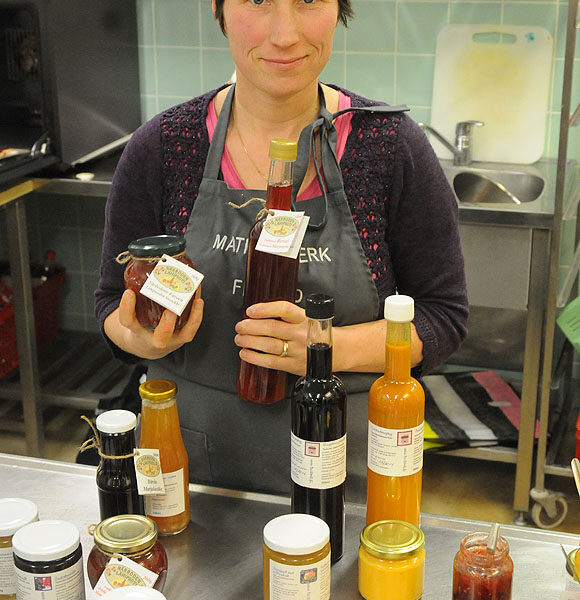 Sabina Ekholm tuo markkinoille hilloja ja mehukastikkeita.