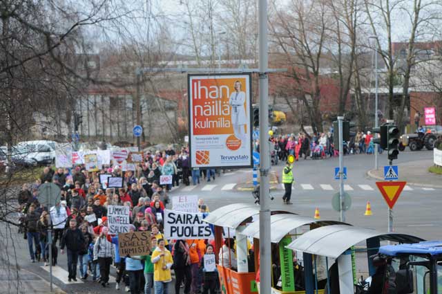 Synnytyosaston puolesta marssi arviolta viitisentuhatta kaupunkilaista
