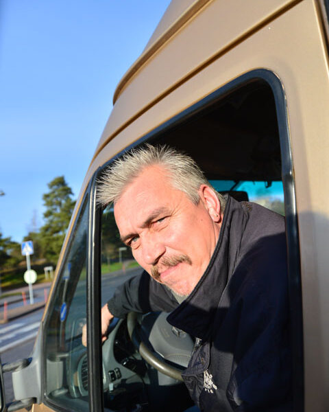 Eki Hakanpää on katsellut maailmaa niin ratin kuin rumpusetinkin takaa.