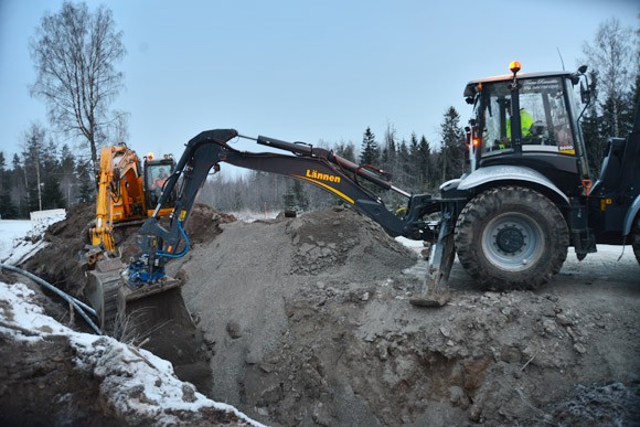 Viemärilinjoja pistettiin alkuviikolla peittoon Kavilannummentiellä. Työssä olivat Toni Nurmi ja Teemu Rannikko.