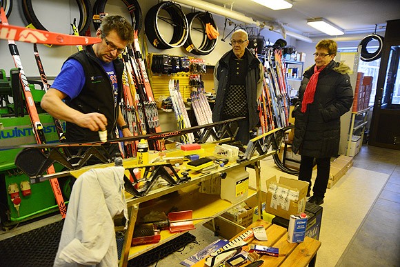 Kemiöläiset Per-Åke ja Gun-Britt Mattsson ostivat Vesa Oksaselta suksiparin tiistaina. Jos lounaiseen Suomeen ei saada lunta, pariskunta suuntaa kohti pohjoista.